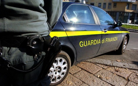 Riceve un chilo di hashish ordinato a sua insaputa dal nipote: casalinga brianzola arrestata e poi liberata