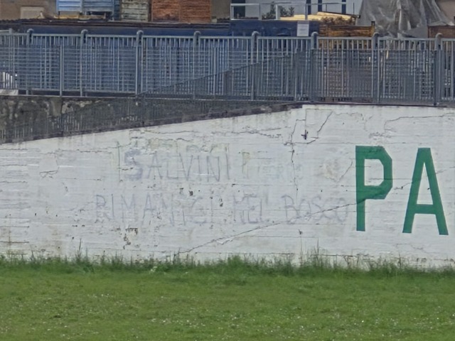 Nuova scritta sul pratone di Pontida contro Salvini