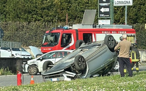 Pauroso schianto alla rotonda del Pino: un’auto si ribalta, soccorse due donne
