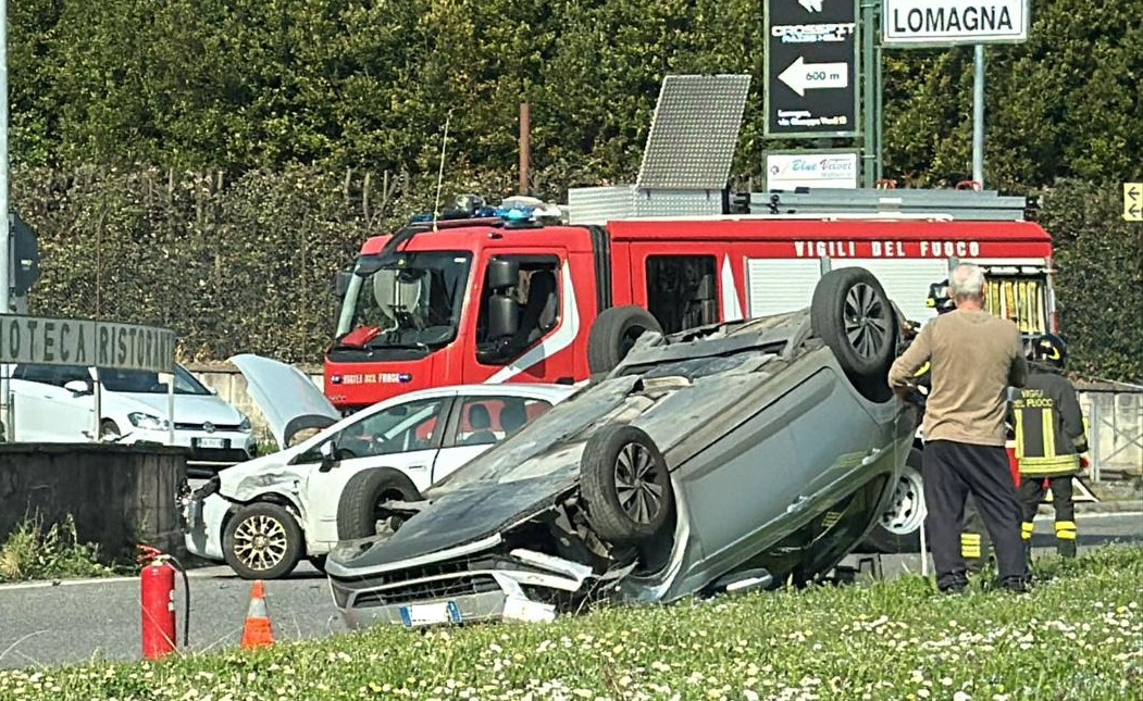 Pauroso schianto alla rotonda del Pino: un’auto si ribalta, soccorse due donne