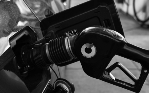 Benzina e diesel, prezzi alle stelle: ecco quanto costa il pieno nei paesi del Lecchese