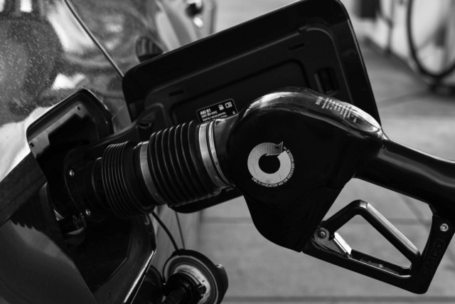 Il pieno pesa sulle vacanze con il caro benzina: ecco i prezzi in provincia di Lecco