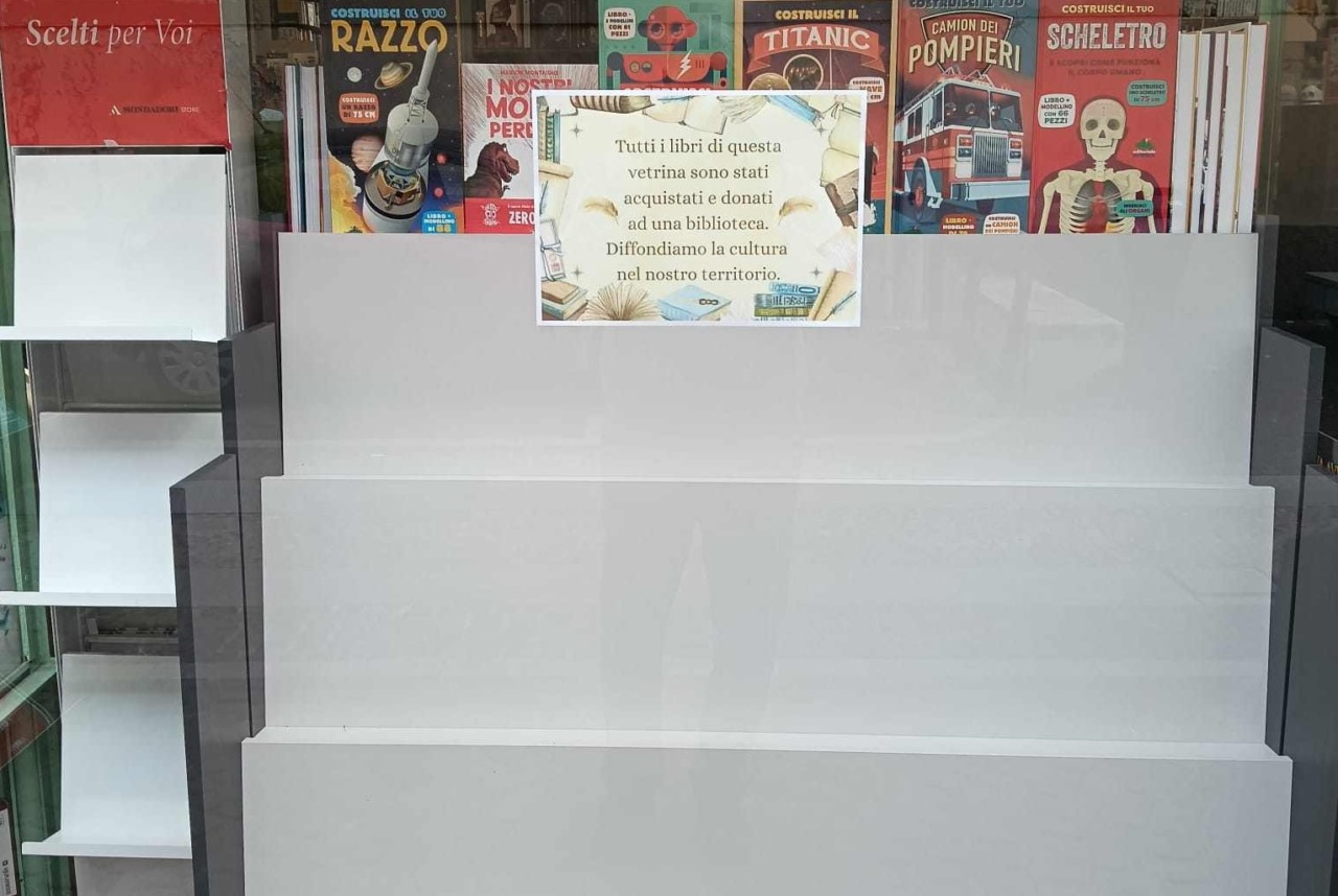 Svuota la vetrina della libreria e dona i libri a una biblioteca del territorio
