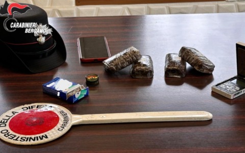 Un diciottenne in manette per spaccio, vendeva sostanze a scuola