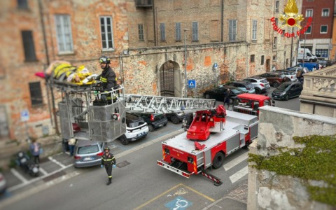 Colto da malore improvviso, soccorso con l’autoscala dei Vigili del fuoco
