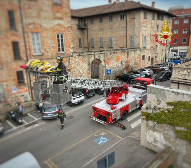 Colto da malore improvviso, soccorso con l’autoscala dei Vigili del fuoco