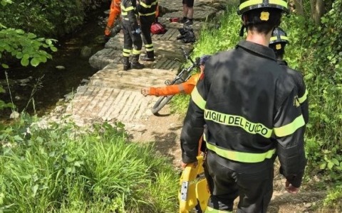 Cade dalla bici lungo il sentiero, ferite per la donna che finisce in ospedale