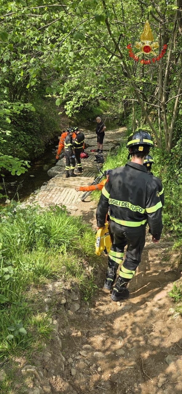 Cade dalla bici lungo il sentiero, ferite per la donna che finisce in ospedale
