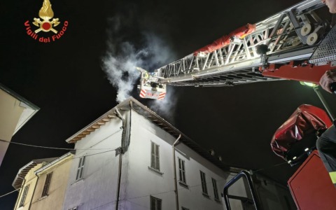 Incendio tetto in centro paese, case al buio e un intossicato