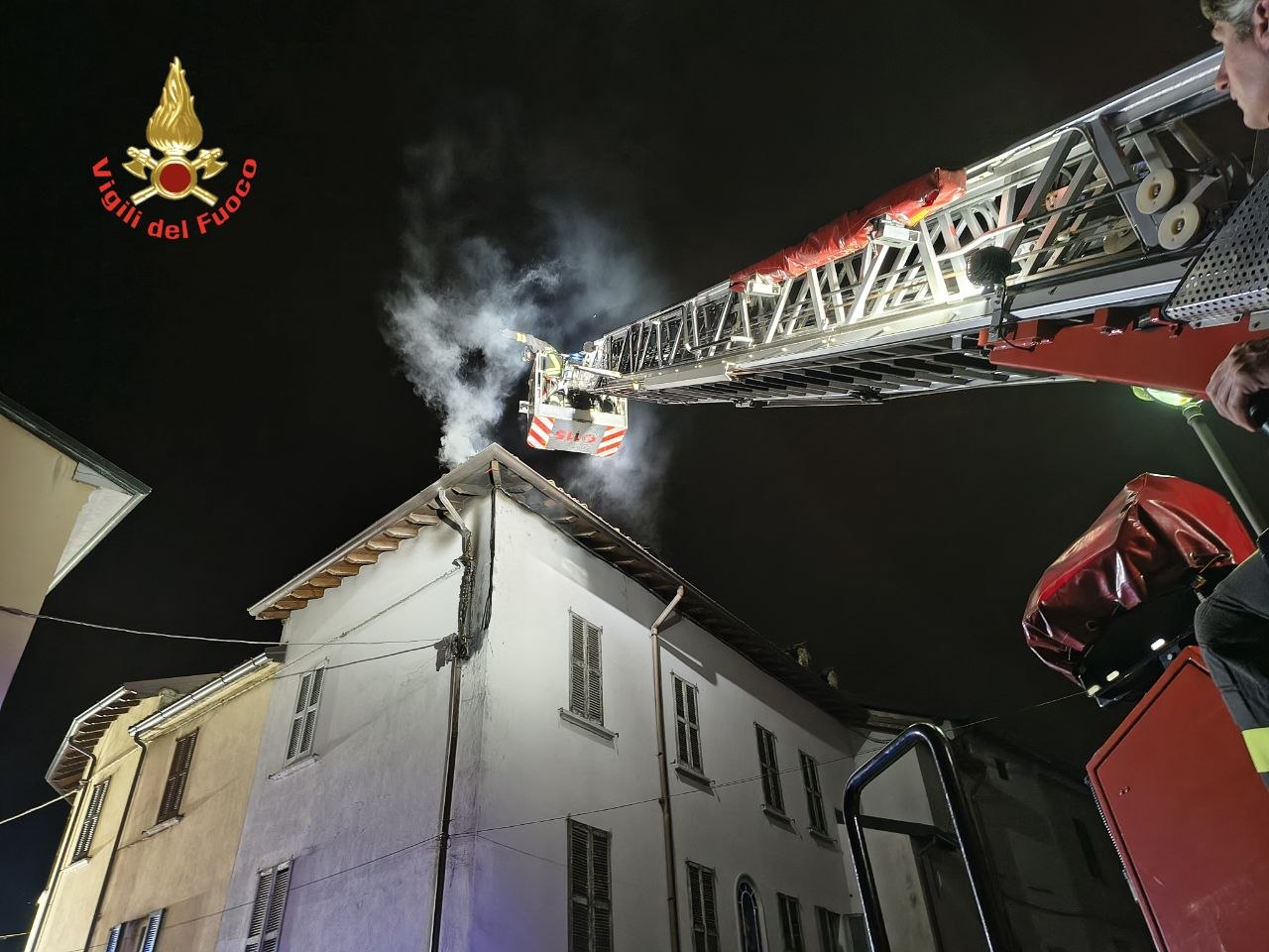 Incendio tetto in centro paese, case al buio e un intossicato