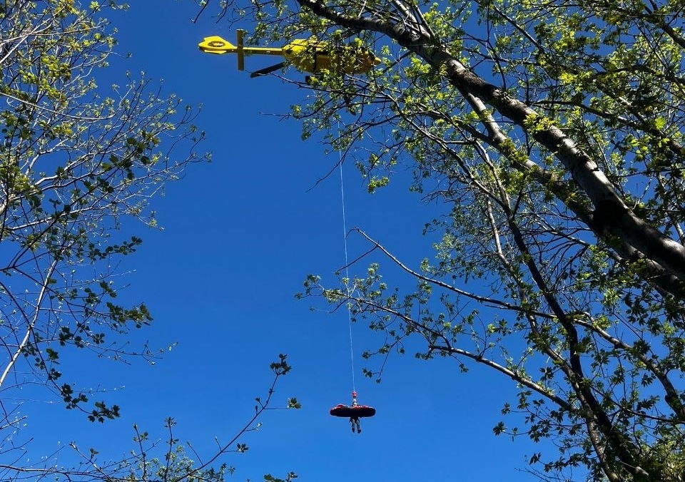 Bellano, ribaltamento in zona impervia: 79enne sbalzato dal trattore