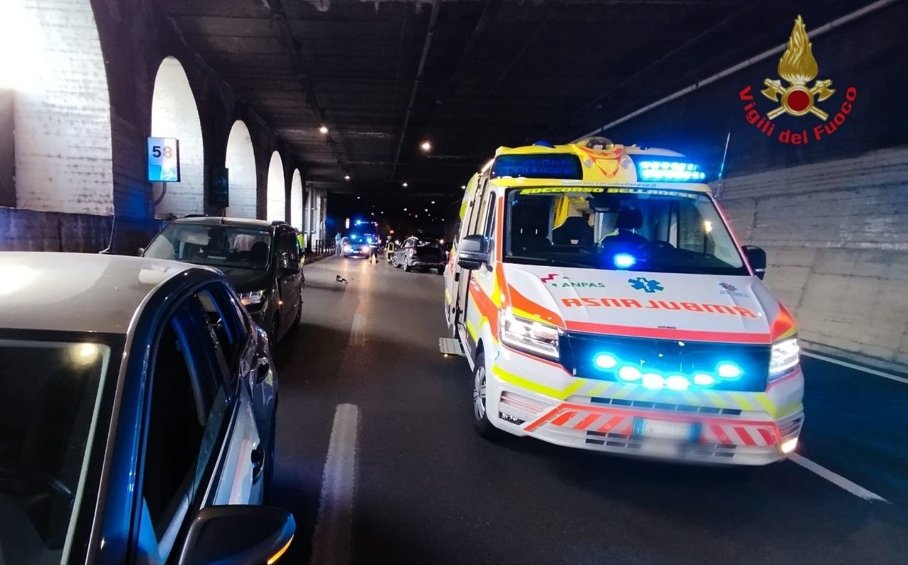 Incidente nella Galleria Borbino sulla Statale 36: 6 persone coinvolte e lunghe code verso Lecco