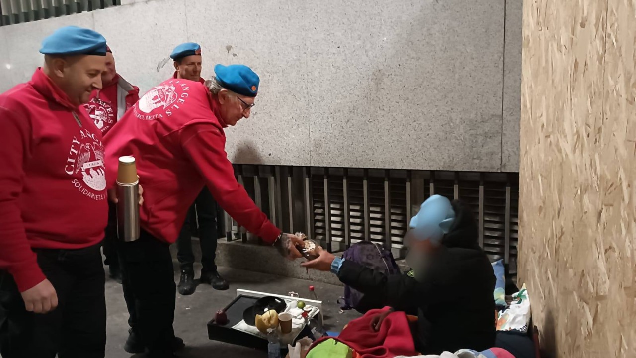 I City Angels di Lecco donano la colomba pasquale ai senzatetto