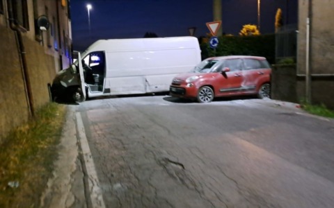 Assalto da film a un’azienda di cosmetica LE FOTO