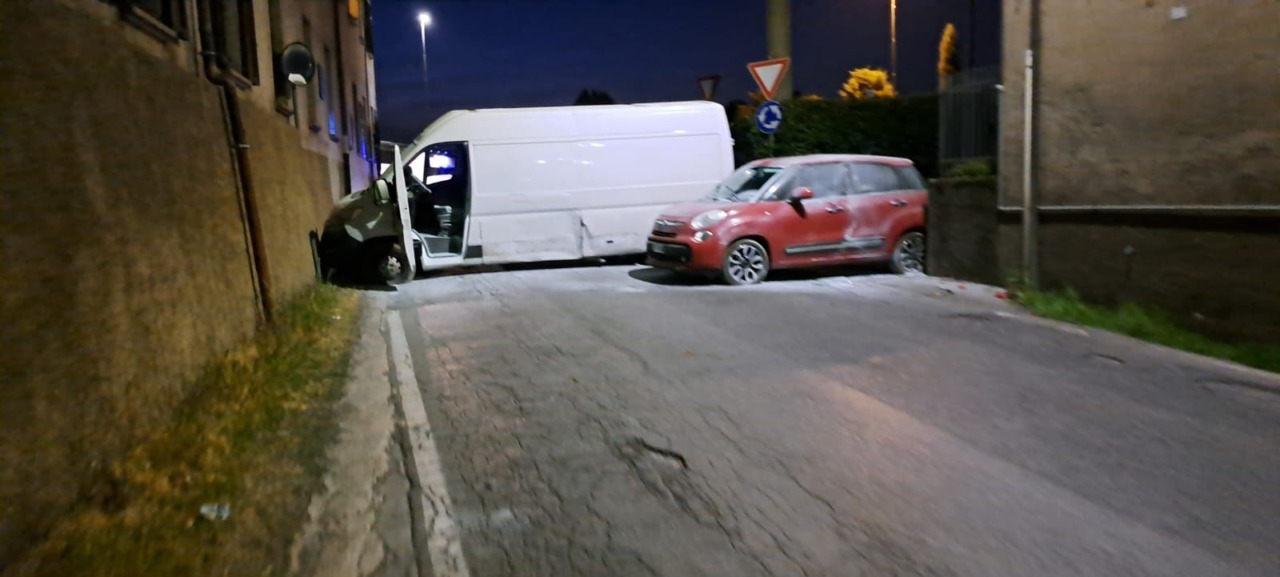 Assalto da film a un’azienda di cosmetica LE FOTO