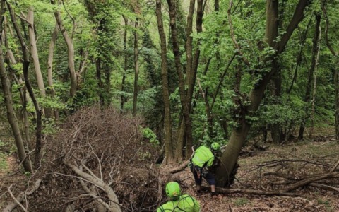 Escursionista ferito nei boschi: intervento del Soccorso Alpino e recupero con elisoccorso
