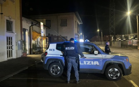Blitz della Polizia in stazione, identificate più di 100 persone