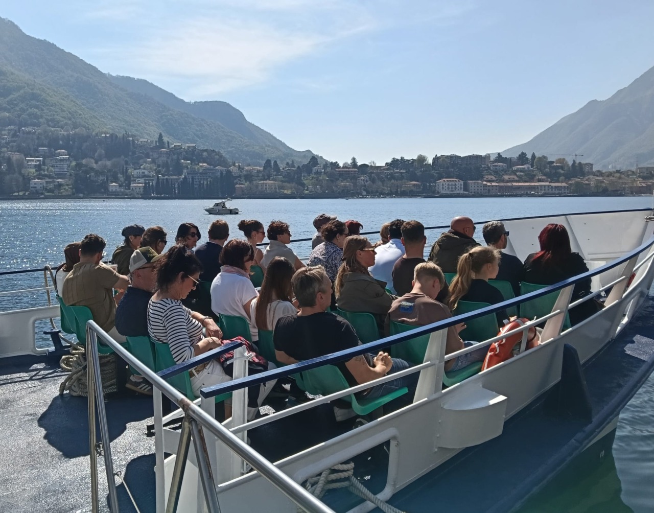 E’ primavera ma sembra già estate, il lungolago preso d’assalto