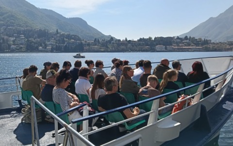 E’ primavera ma sembra già estate, il lungolago preso d’assalto