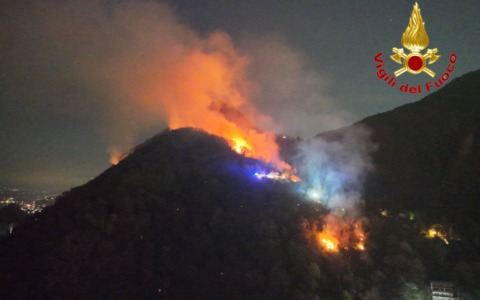 Incendi boschivi in provincia di Sondrio e di Varese: rinforni anche dai Vvf del Comando di Lecco