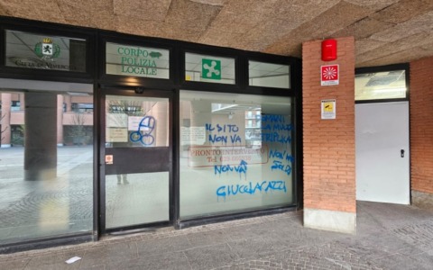 Scritte shock contro i vigili: vandali in azione contro la sede della Polizia locale