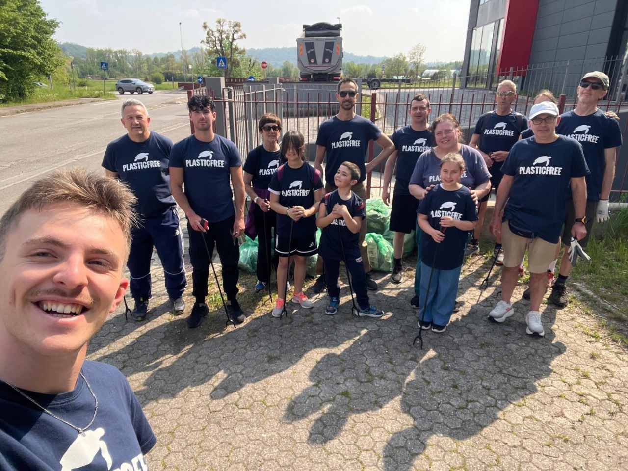 Airuno, raccolti 60 Kg di rifiuti in due ore con Plastic Free