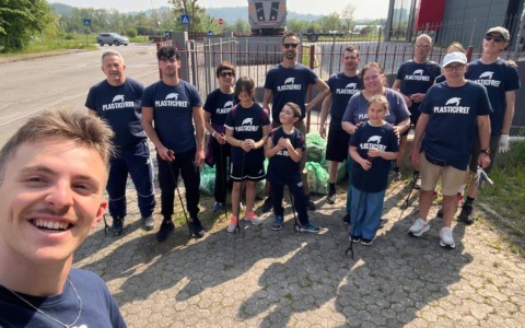 Airuno, raccolti 60 Kg di rifiuti in due ore con Plastic Free