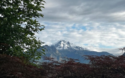 Neve fuori stagione sulle montagne lecchesi