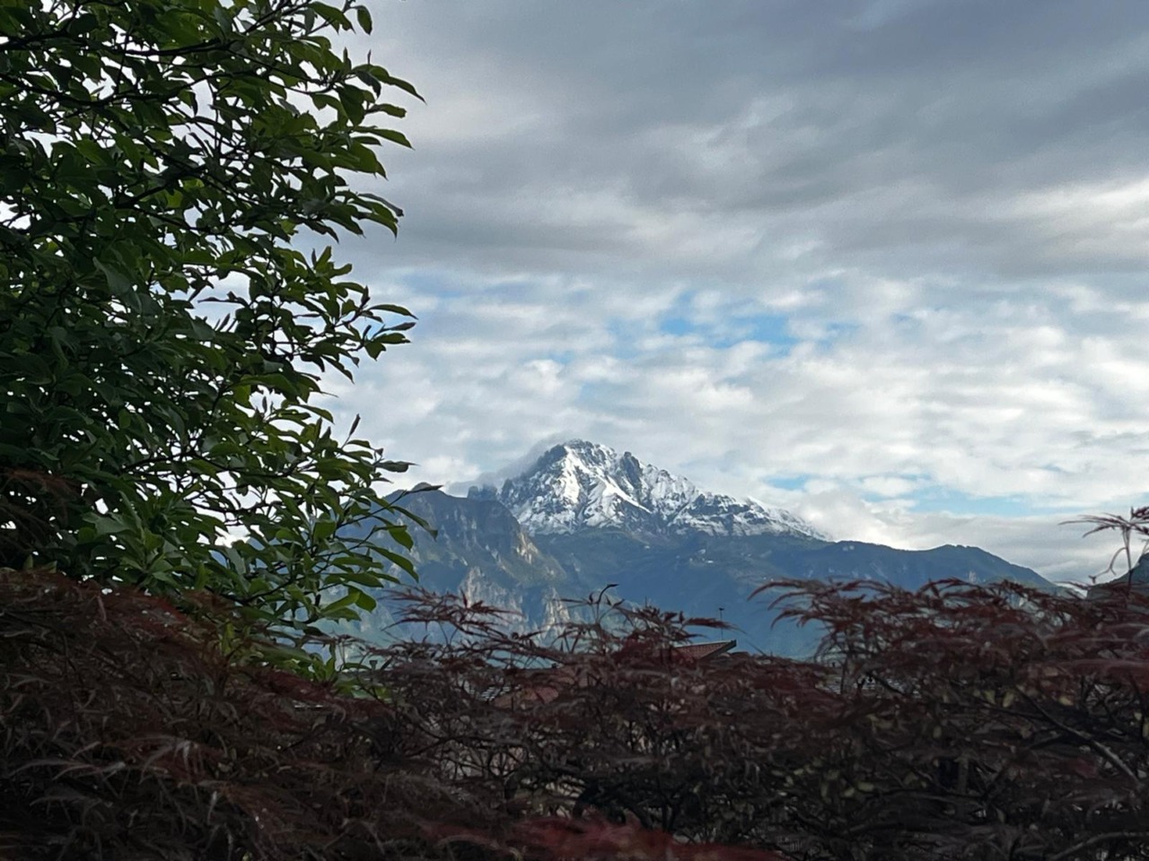 Neve fuori stagione sulle montagne lecchesi