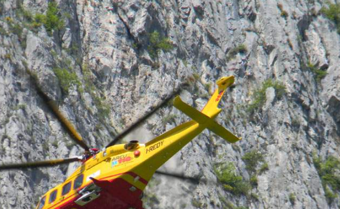 Atterraggio anomalo al Medale: paracadutista finisce tra la vegetazione, illeso