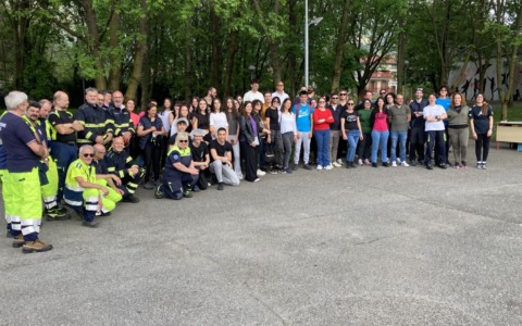 Dalla teoria alla pratica, gli studenti a lezione dalla Protezione Civile