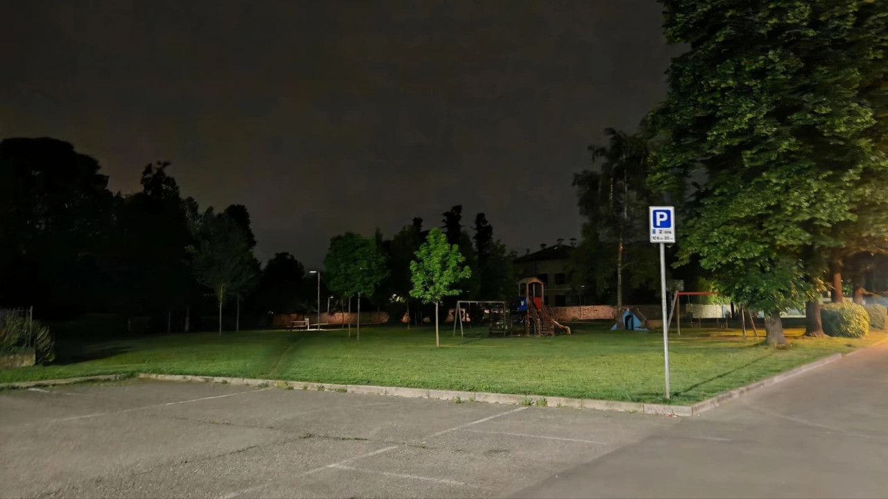Maniaco al parco giochi, vittima una donna che portava a spasso il cane