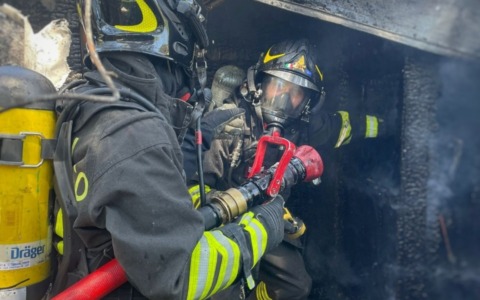 Incendio in un bungalow: mobilitati i Vigili del fuoco