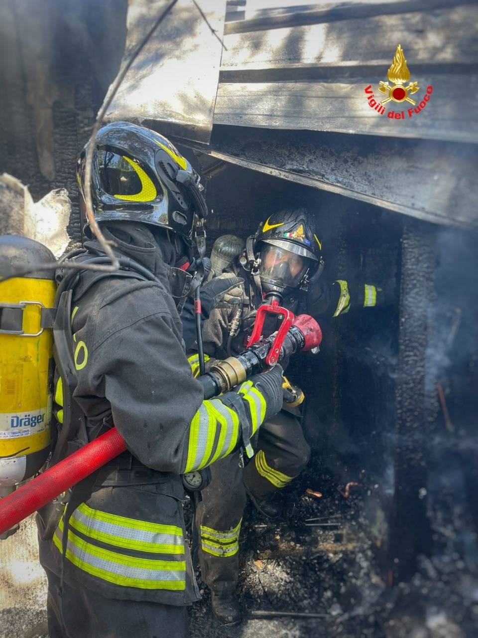 Incendio in un bungalow: mobilitati i Vigili del fuoco