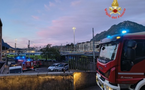 Intervento dei Vigili del fuoco per un principio di incendio su un treno a Lecco