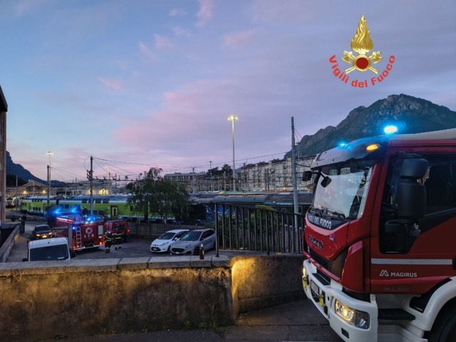 Intervento dei Vigili del fuoco per un principio di incendio su un treno a Lecco
