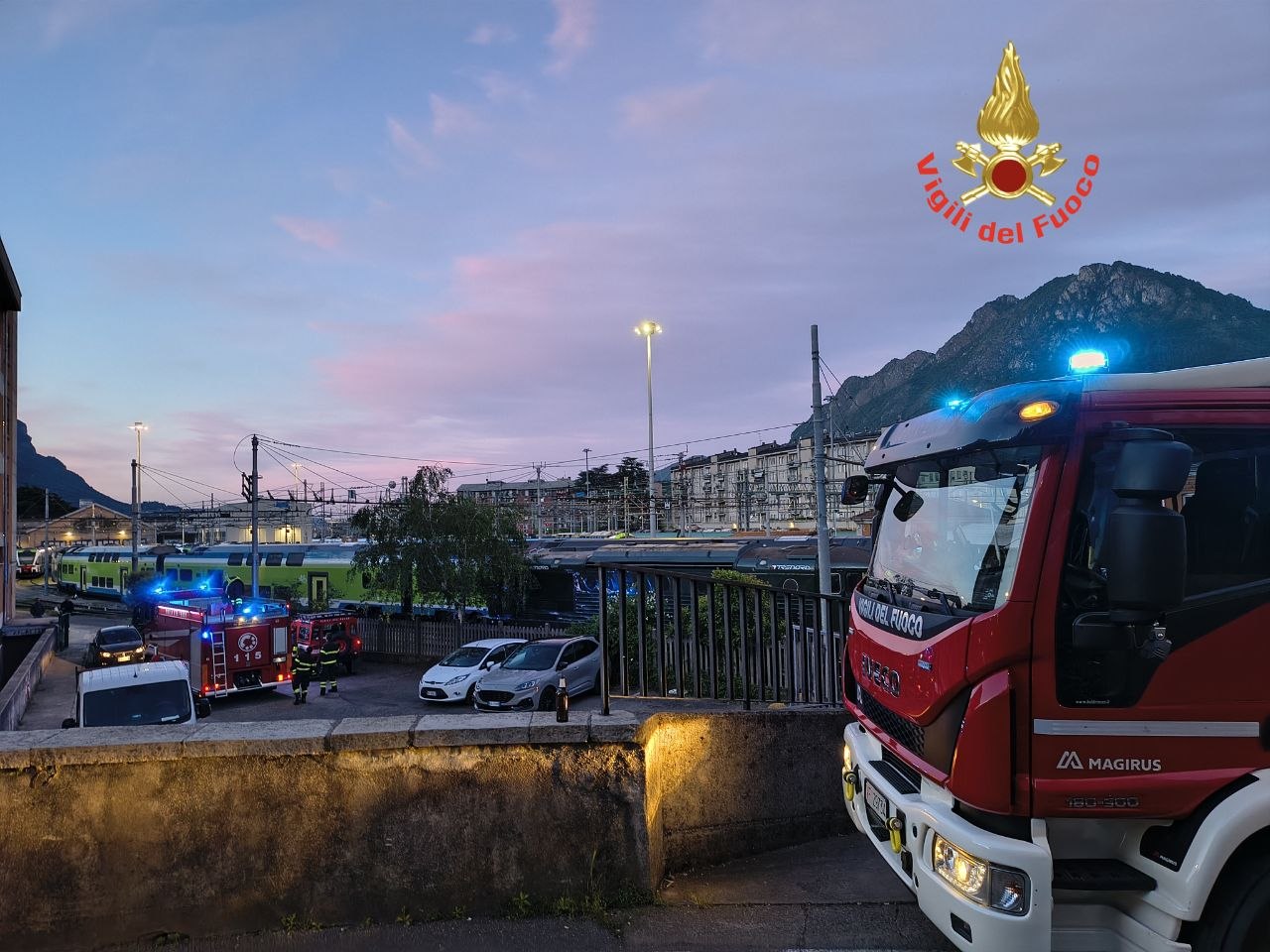 Intervento dei Vigili del fuoco per un principio di incendio su un treno a Lecco