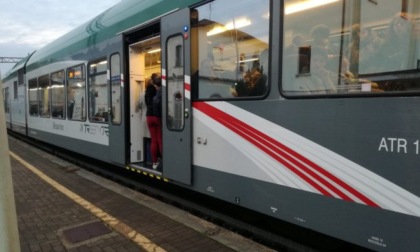 Ubriaco molesta i passeggeri sul treno Milano Lecco e aggredisce i militari: arrestato