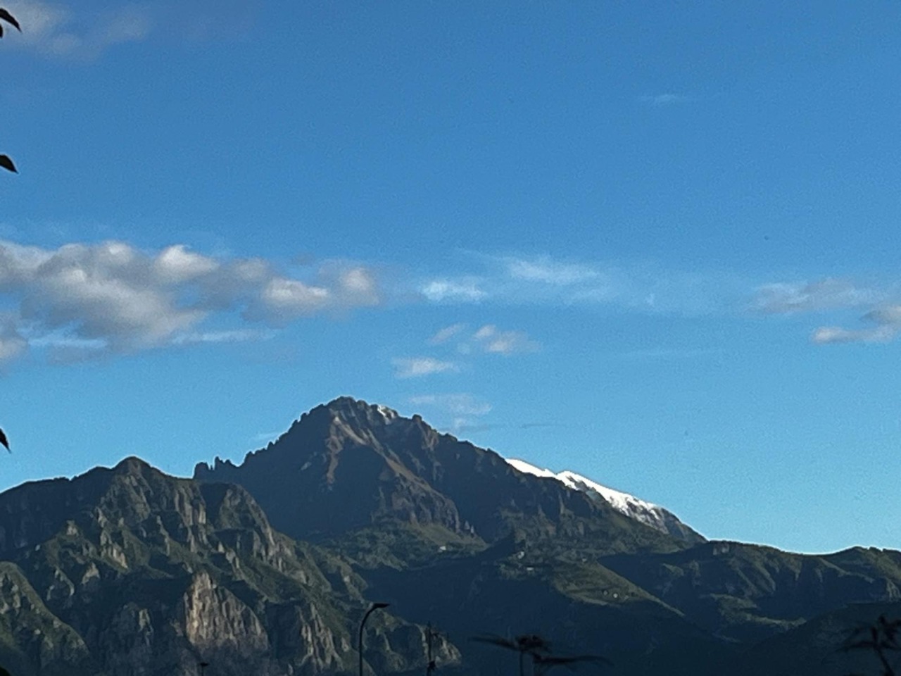 Il maltempo si attenua: torna il sole, neve fresca sulle vette dopo la perturbazione di ieri