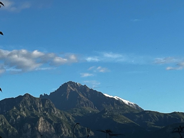 Il maltempo si attenua: torna il sole, neve fresca sulle vette dopo la perturbazione di ieri