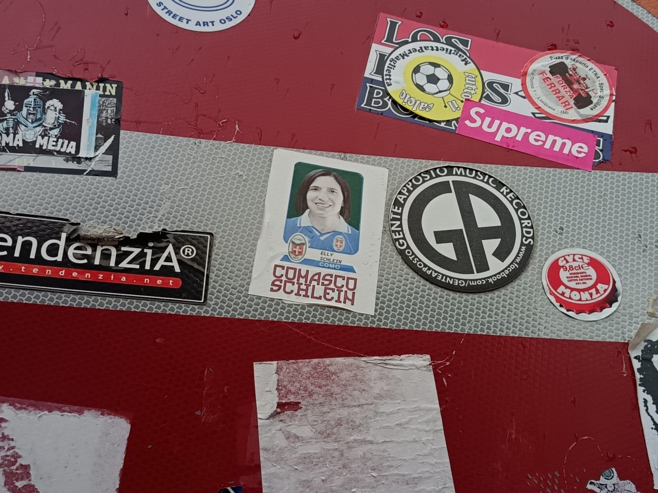 Volantini e adesivi razzisti, tifoso brianzolo denunciato dalla segretaria del Pd