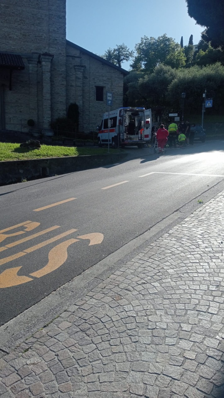 Ciclista investito, soccorsi in azione con l’elicottero