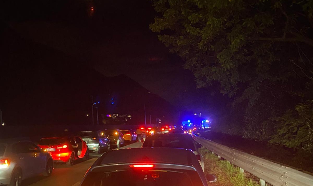 Schianto nella notte a Valmadrera: 28enne perde la vita in moto