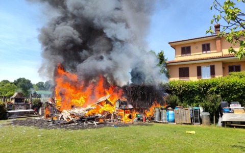 Incendio in giardino, a fuoco una casetta degli attrezzi