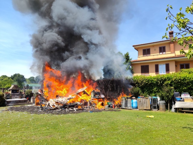 Incendio in giardino, a fuoco una casetta degli attrezzi