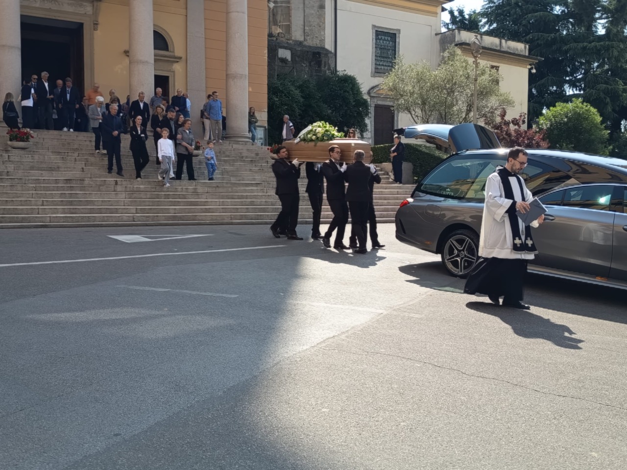 L’ultimo saluto ad Alfredo Magni, a Missaglia i funerali dello storico allenatore