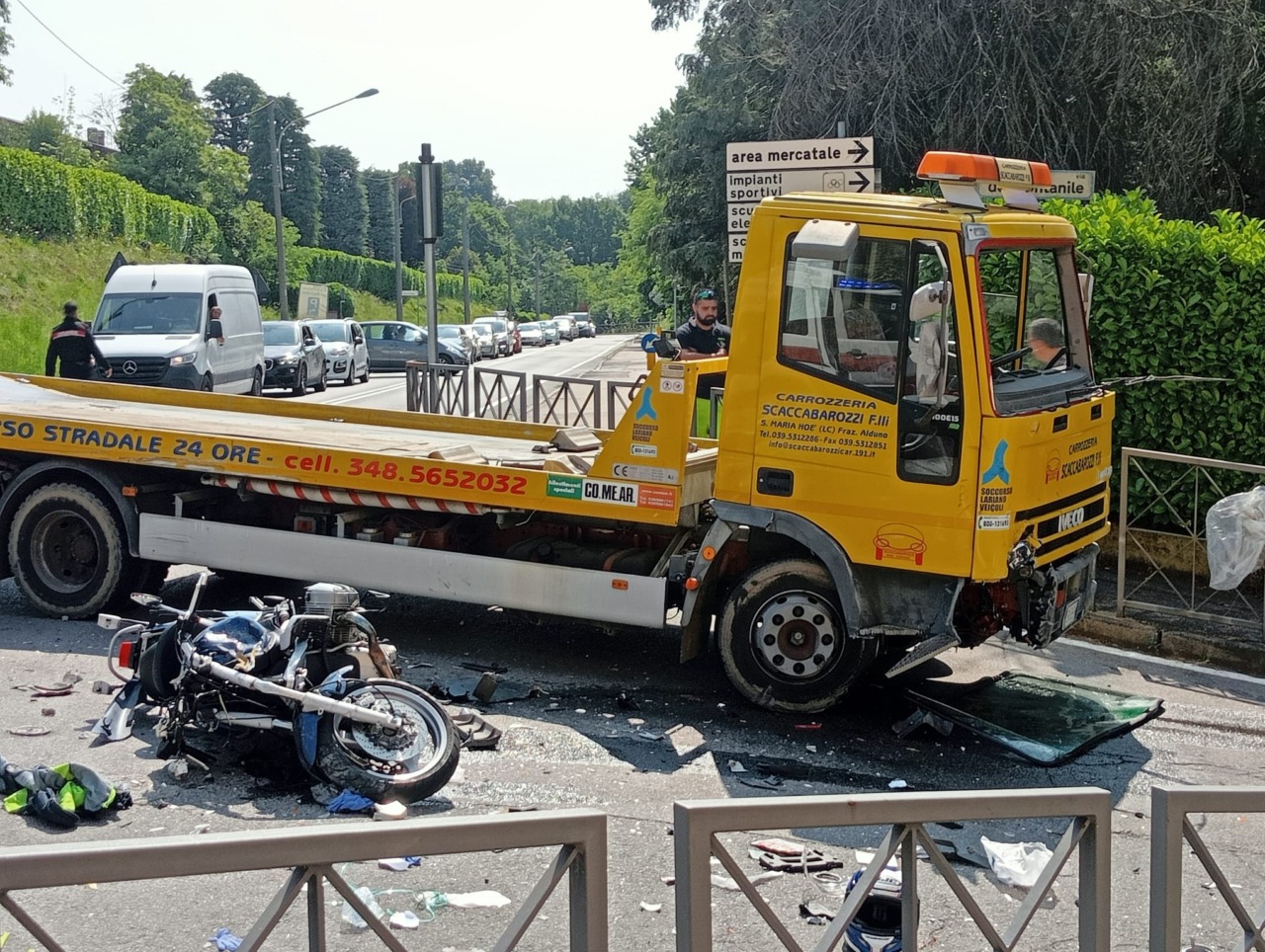 Terribile scontro tra un carroattrezzi e una moto, grave il centauro