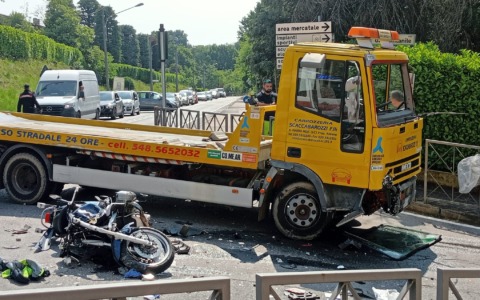 Terribile scontro tra un carroattrezzi e una moto, grave il centauro