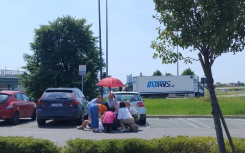 Ferito da una freccia nel parcheggio del supermercato