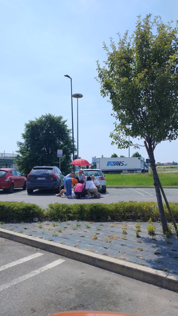 Ferito da una freccia nel parcheggio del supermercato